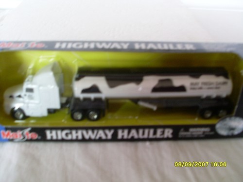 Remolque cisterna Maisto Highway Hauler May Fresh Lácteos - Imagen 2 de 3
