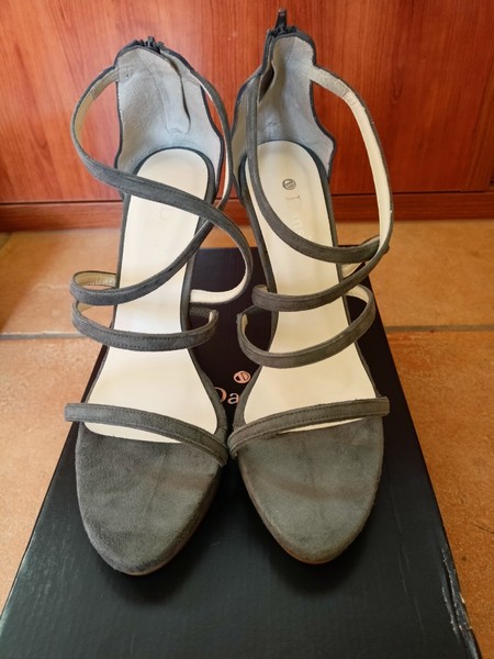 Sandalias mujer Grises Con Tacón.