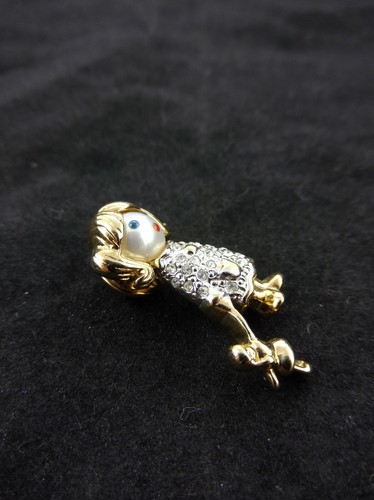 Broche de 1" Carolee Rubia Niña con Muñeca Pavimentado Estrás Dorado - Imagen 3 de 5