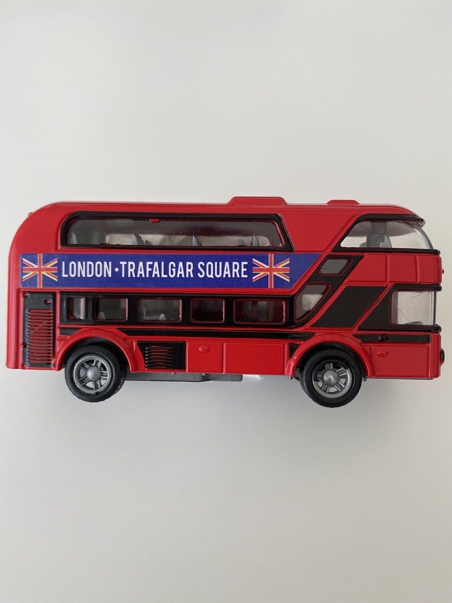 Modèle Jouet De Red Double Decker Bus Londres Isolé Sur Fond Blanc Avec Clipping Path 144418500 Modèle Jouet De Red Double Decker Bus Londres Isolé Sur Fond Blanc Avec Clipping Path 144418500
