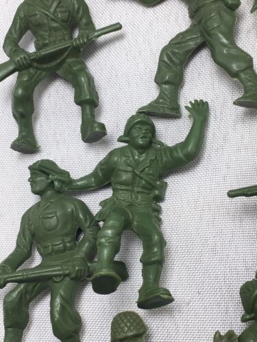 Vintage 1950s Lido 18 Pc Lot 60mm Green Army Men Toy Soldiers Webbed Helmets - Picture 13 of 14