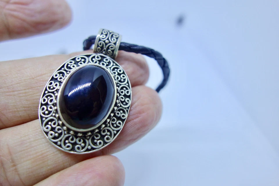 Collar con cordón de cuero trenzado ATI Indonesia colgante de ley y ónix cierre de palanca Foto 3 de 4