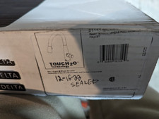 Delta 9113T-BL-DST Essa Touch Pull-Down Sprayer Kitchen Faucet MagnaTite, Black