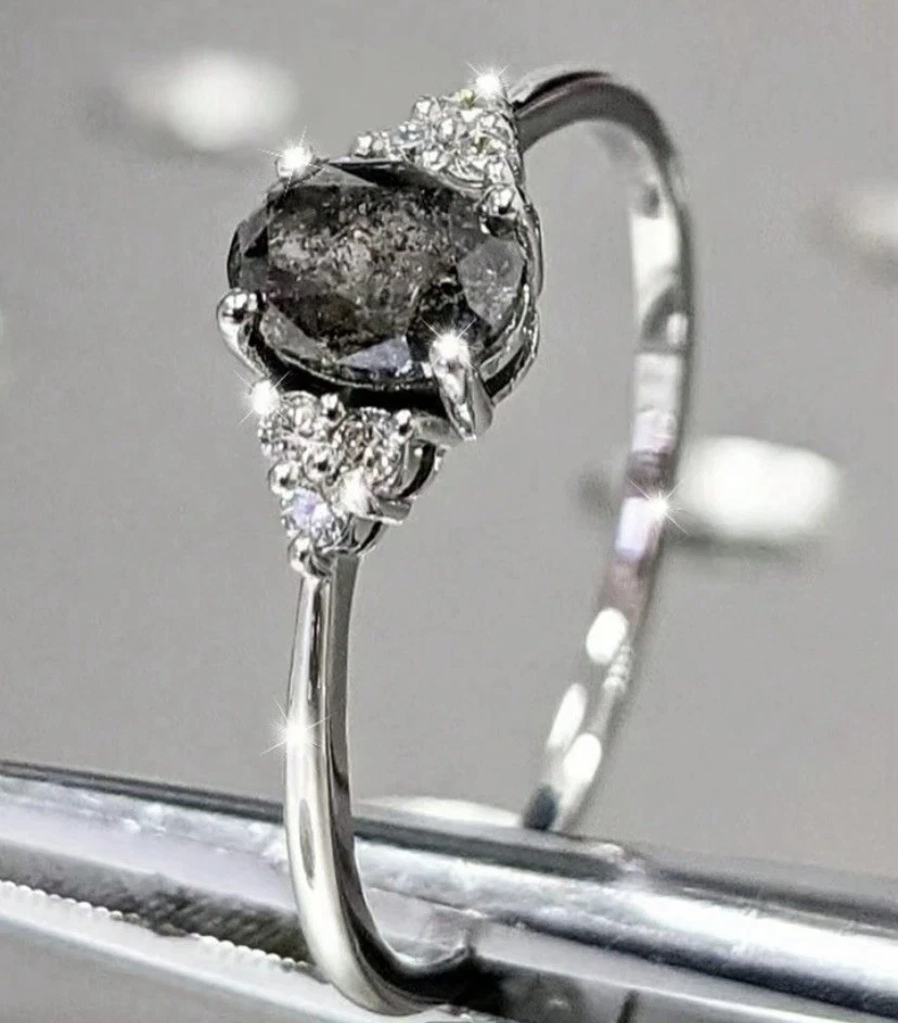 Anillo de aleación de cristal gris y circonita cúbica blanca tono plata talla 8 Foto 2 de 2