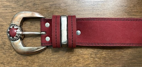 VTG Red Faux Suede Belt Sz M/31 1.5”Wide Fashion Bkl VGUC - Picture 2 of 5