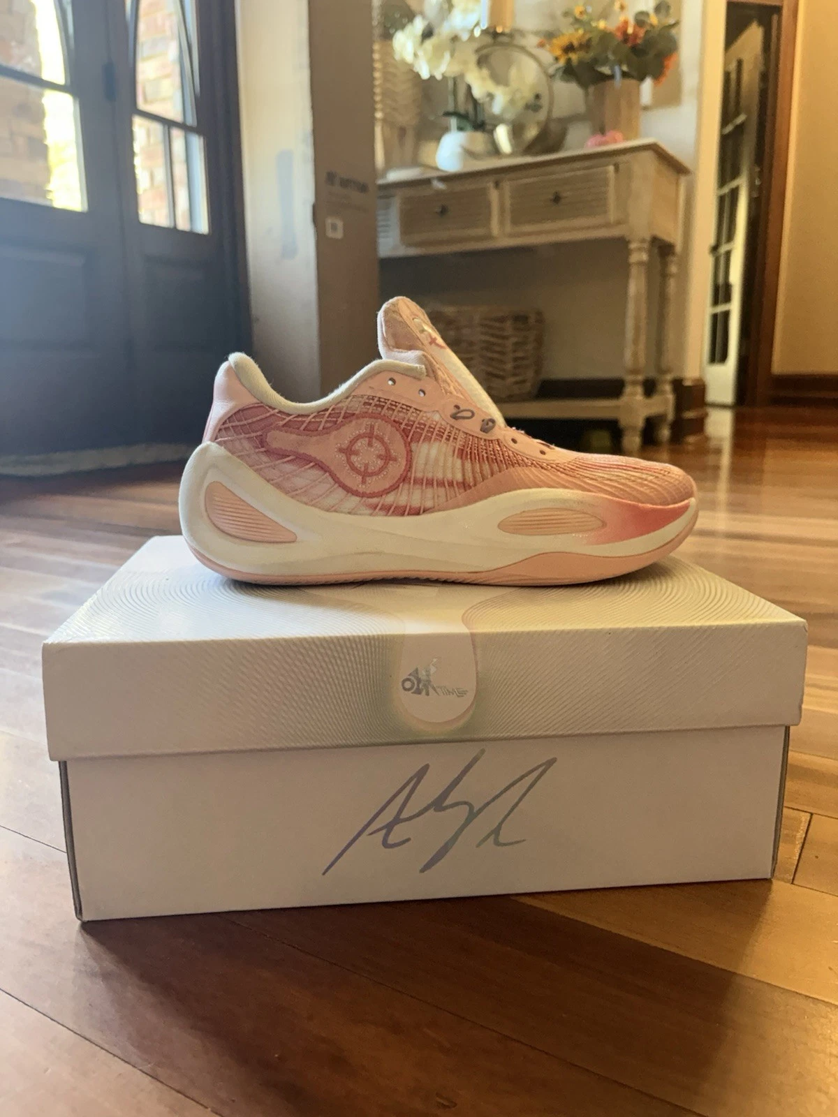 Austin Reaves Valentine’s Day Us Size 8 Mint Condition ￼