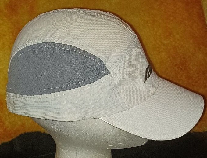 Gorra Avia para mujer talla OSFM blanca con ribete gris logotipo Avia cierre de gancho y bucle Foto 2 de 4