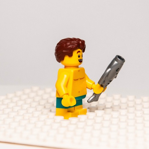 Neuf figurine LEGO BAM 2023 Q2 - poitrine nue, tatouage de canard avec jambes courtes, natation - Photo 2/6
