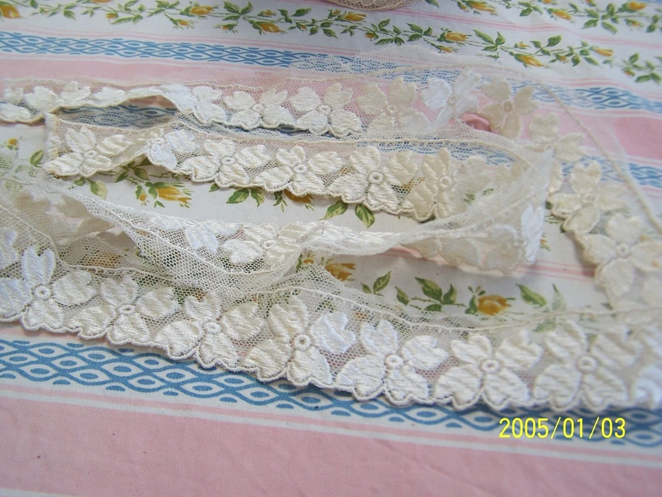 Ancien tulle brodé au fil de soie+2 applications. Superbe lot ! Réf : n°196 - Photo 2/4