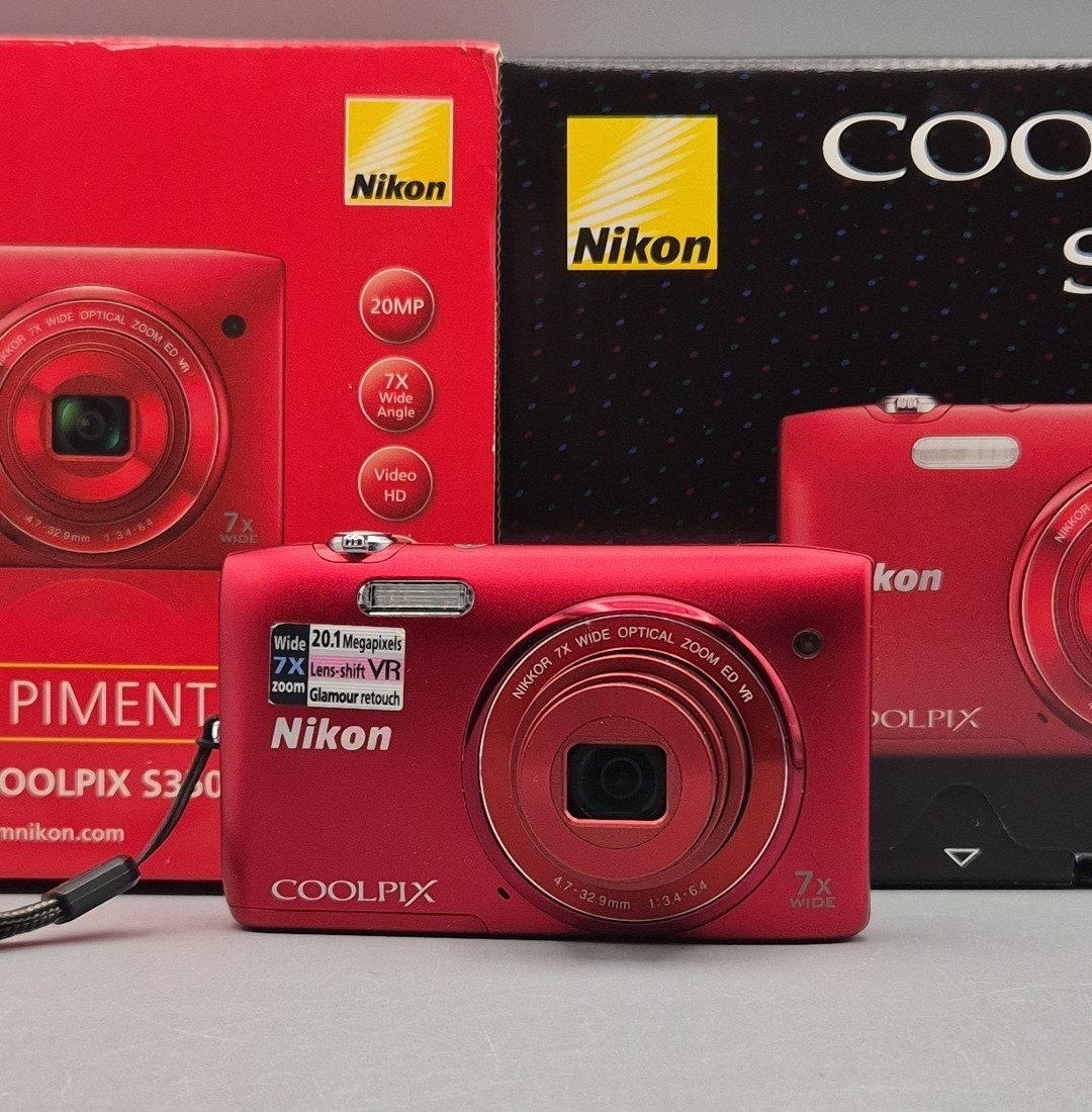 Nikon CoolPix S3500 Red Digital Camera 20,1Mp 7x Zoom TESTED 128GB SD Charger