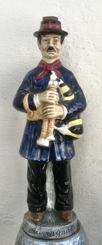 Emaillierte Keramikflasche - Auvergnat au biniou - 1930/40er Jahre