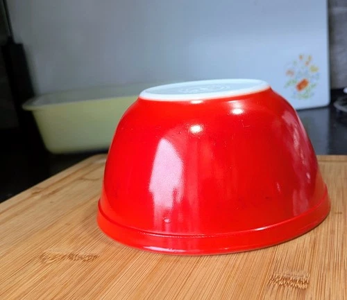 PYREX - 1 1/2 QT. - #402 FRIENDSHIP Red Mixing Bowl