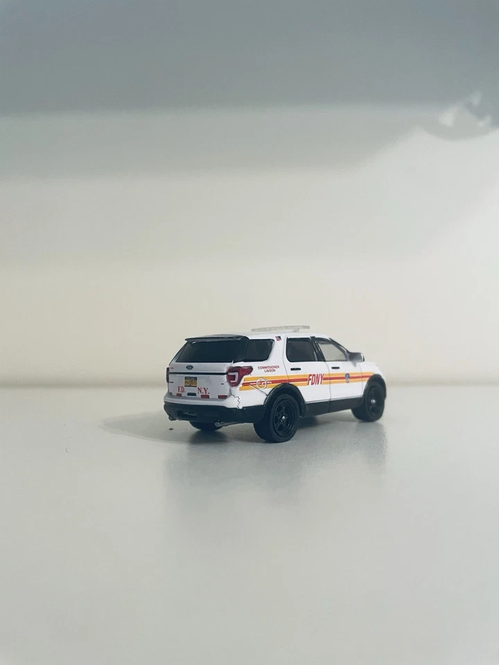 Greenlight 1:64 2016 FDNY Ford Explorer 2016 Commander Liaison Very Rare - Image 3 of 4