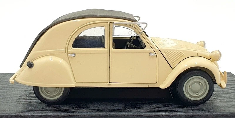 Maisto 1/18 Scale Diecast 31834 - Citroen 2CV 1952 - Cream/Grey - Image 4 of 4
