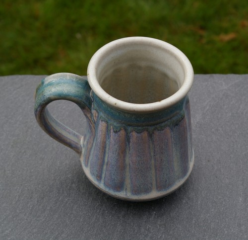 Taza de café arte cerámica azul púrpura blanco esmalte sumergido firmado por artista - Imagen 4 de 9