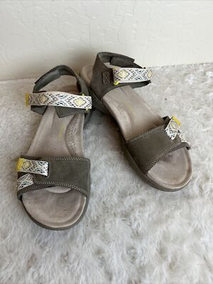 Clarks Sandals Sz 8.5 M Brown Suede Sport Ankle Strap Hook & Loop Amanda Strap