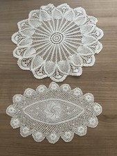 2 Häkel-Deckchen weiß , rund und Oval, neuwertig