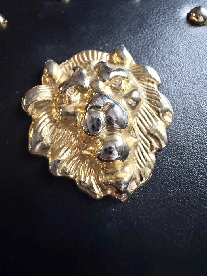 Cartera/baúl vintage de cuero sintético negro Comeco de los años 80 cabeza de león dorado y tachuelas Foto 3 de 4