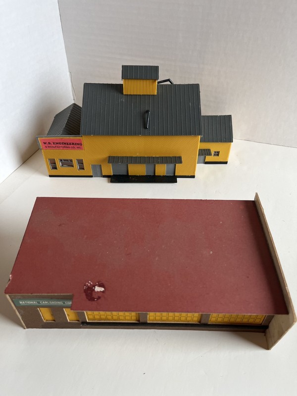 Life-Like - HO - W.S. Engineering & National Carloading - 2 Factory Buildings!