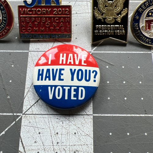Lote de prendedores de solapa del año de las elecciones presidenciales del Comité Nacional Republicano Trump - Imagen 3 de 8