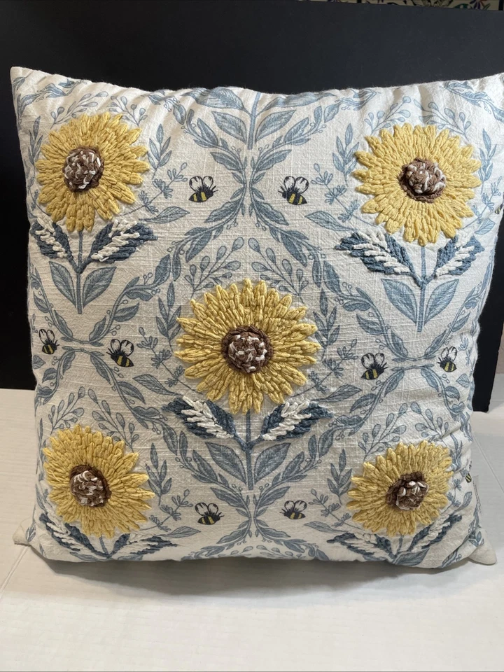 Rachel Ashwell The Farmhouse Shabby Chic 蜜蜂和黄色针织向日葵枕头 — 第 4/4 张图片