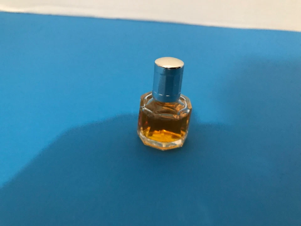 Private Number Etienne Aigner Perfume Deluxe Vidrio Miniatura .17 Oz. 5 ML Foto 3 de 4