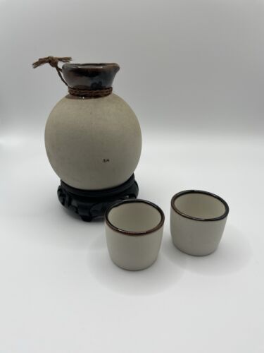 Sake Set Made in Japan - Flask and 2 cups - Unboxed but Never Used - Picture 4 of 7