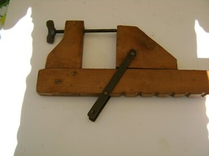Outils anciens : grand serre-joint en bois - Collection - Collection