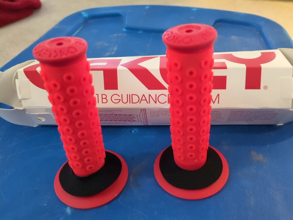 NOS 2010 reissue Oakley B-1B Grips Original packaging(red) - Image 2 of 4