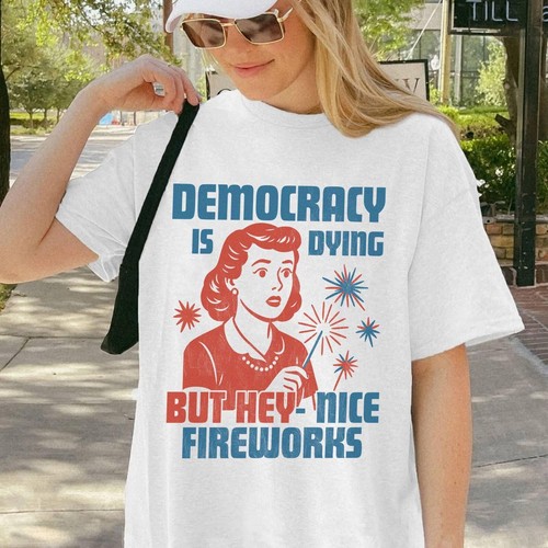 Democracy Is Dying Fourth of July Protest Shirt, Political USA Retro T-Shirt - Bild 3 von 4
