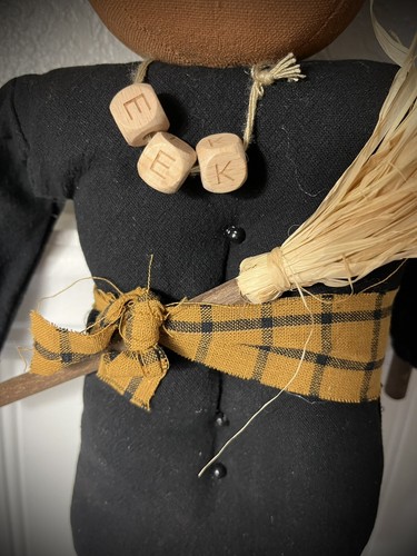 Grubby Primitive Rustic Fall Halloween EEK Pumpkin Witch Scare crow Doll 17" - Foto 3 di 6