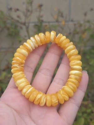Marmoriertes baltisches Bernsteinarmband Gold & weiß | 12 mm mit einzigartigen Mustern