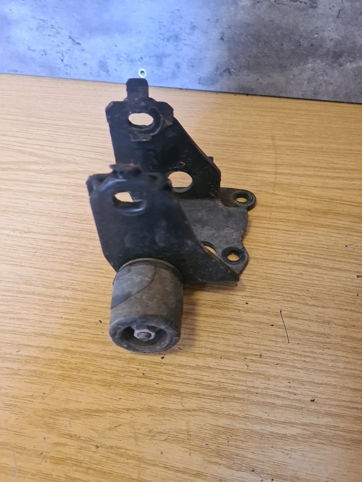 TOYOTA YARIS MK3 2016 NSF PASSENGER SIDE FRONT ENGINE MOUNT BRACKET - Image 2 of 4