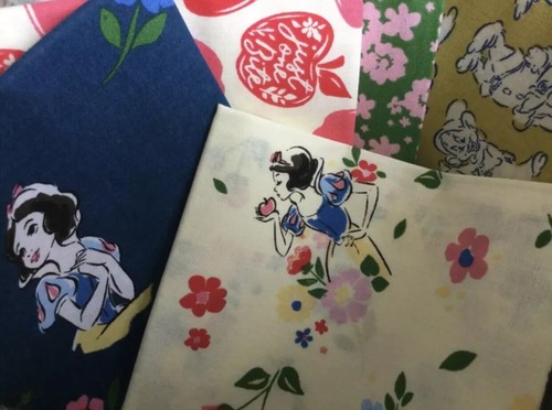 Two sets of 5 Pack DISNEY PRINCESS Snow White themed FAT QUARTERS-Cotton Fabric - Picture 9 of 13