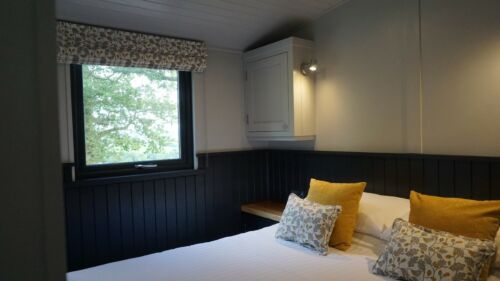 Late Deal - Luxury Shepherd's Hut, Lodge with private covered hot tub, mid-Wales - Picture 5 of 16