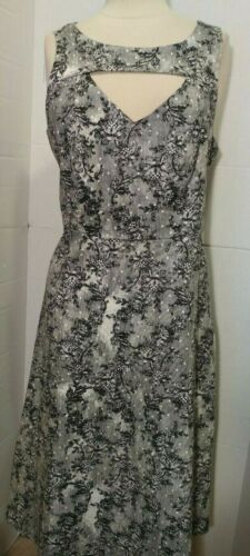 Vestido Informal Torrid - Negro/Blanco - Corte Frontal - Talla Torrid 12 - Imagen 9 de 9