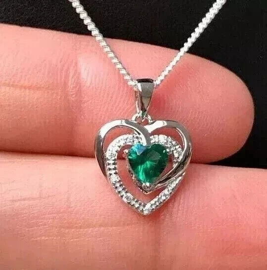 Impresionante colgante de corazón enchapado en oro blanco de 14 k con esmeralda simulada talla corazón para mujer Foto 2 de 4