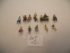 PREISER, NOCH HO figurines assises avec un banc (1)