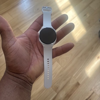 Samsung Galaxy Watch 8 40mm Silver Smartwatch  Mint Condition Never Used
