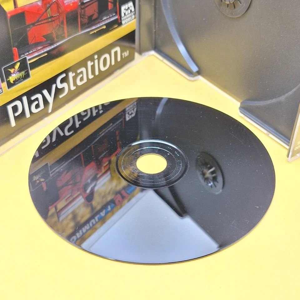 Formula 1 97 PS1 Gioco Completo 🔥- Fast Shipping🚚 - Immagine 3 di 4