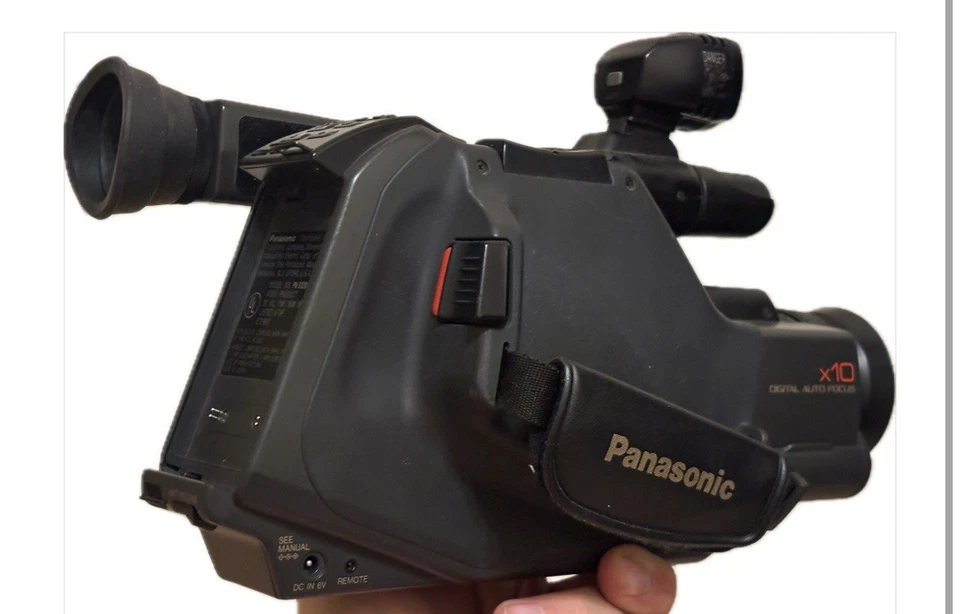 1992 Panasonic OmniMovie PV-332 VHS-C Camcorder with Light Vintage Video Camera - Image 3 of 4