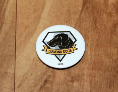  Metal Gear Solid 5 V The Phantom Pain Diamond Dogs Pin Badge Button PS3 PS4 