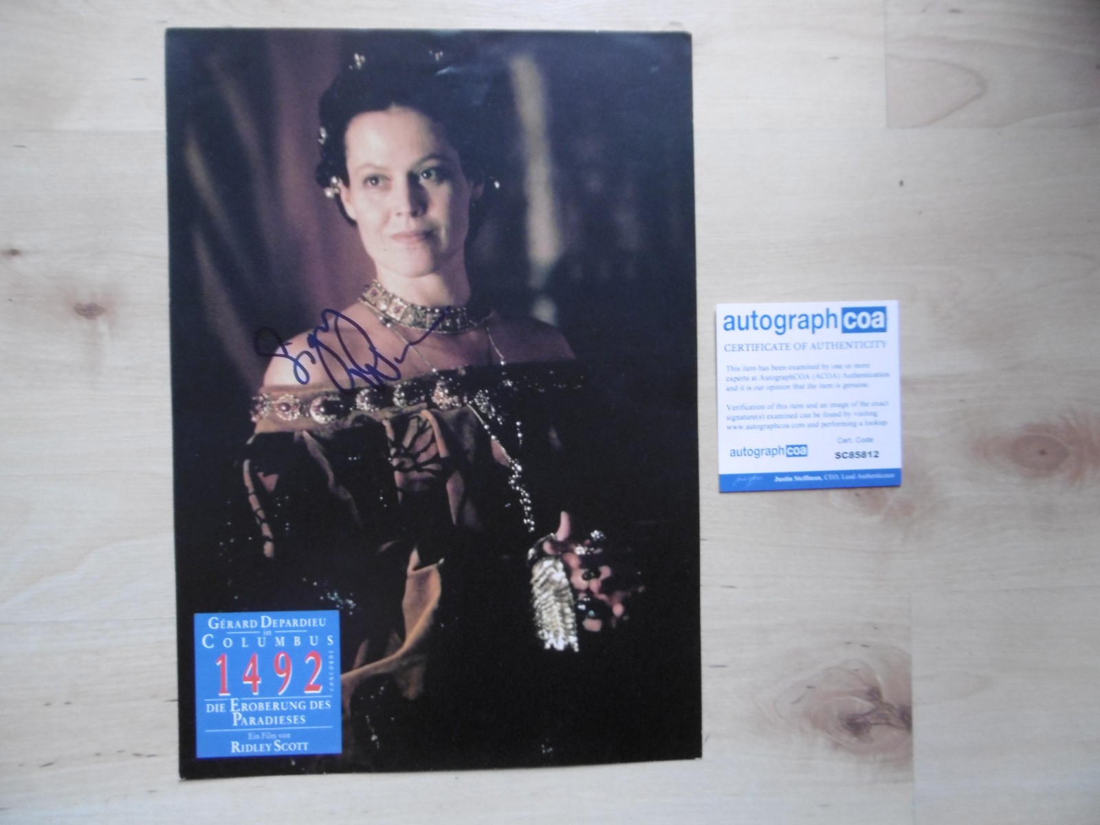 Sigourney Weaver Autogramm signed A4 Lobbycard "1492" ACOA