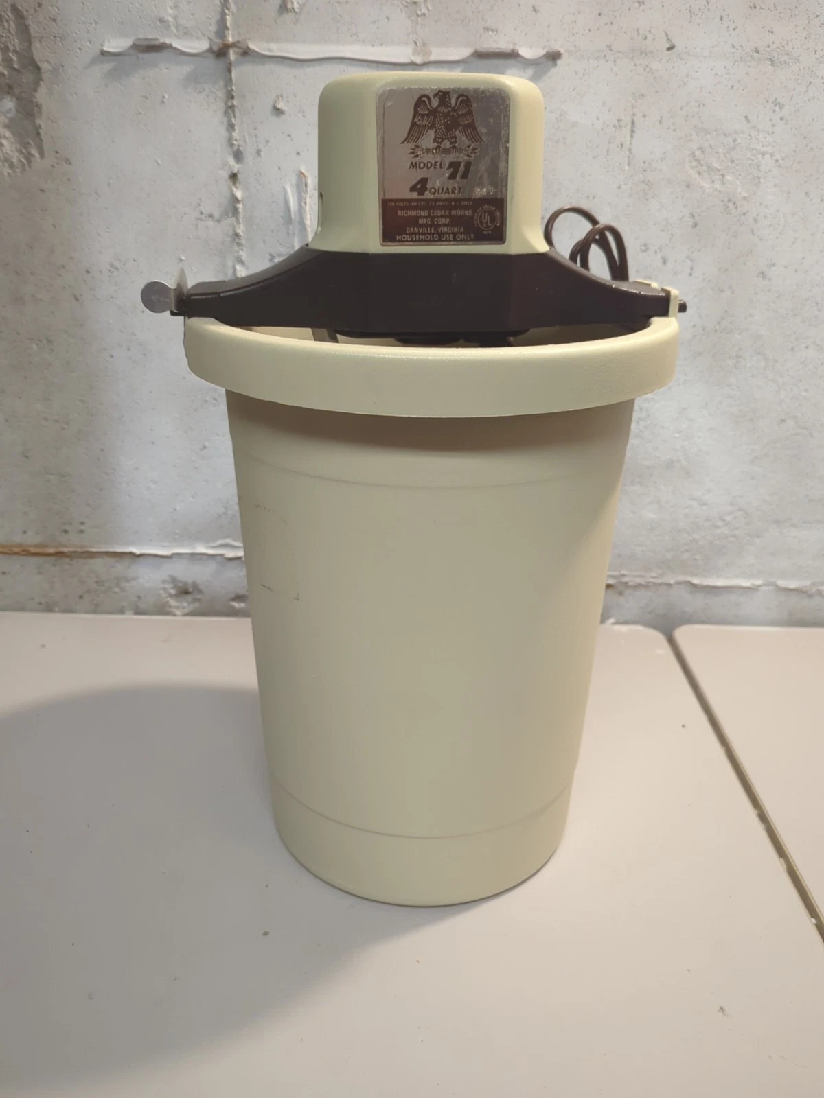 VTG Ice Cream Maker 4 Quart Richmond Cedar Works Model #71 Electric Retro Tan!