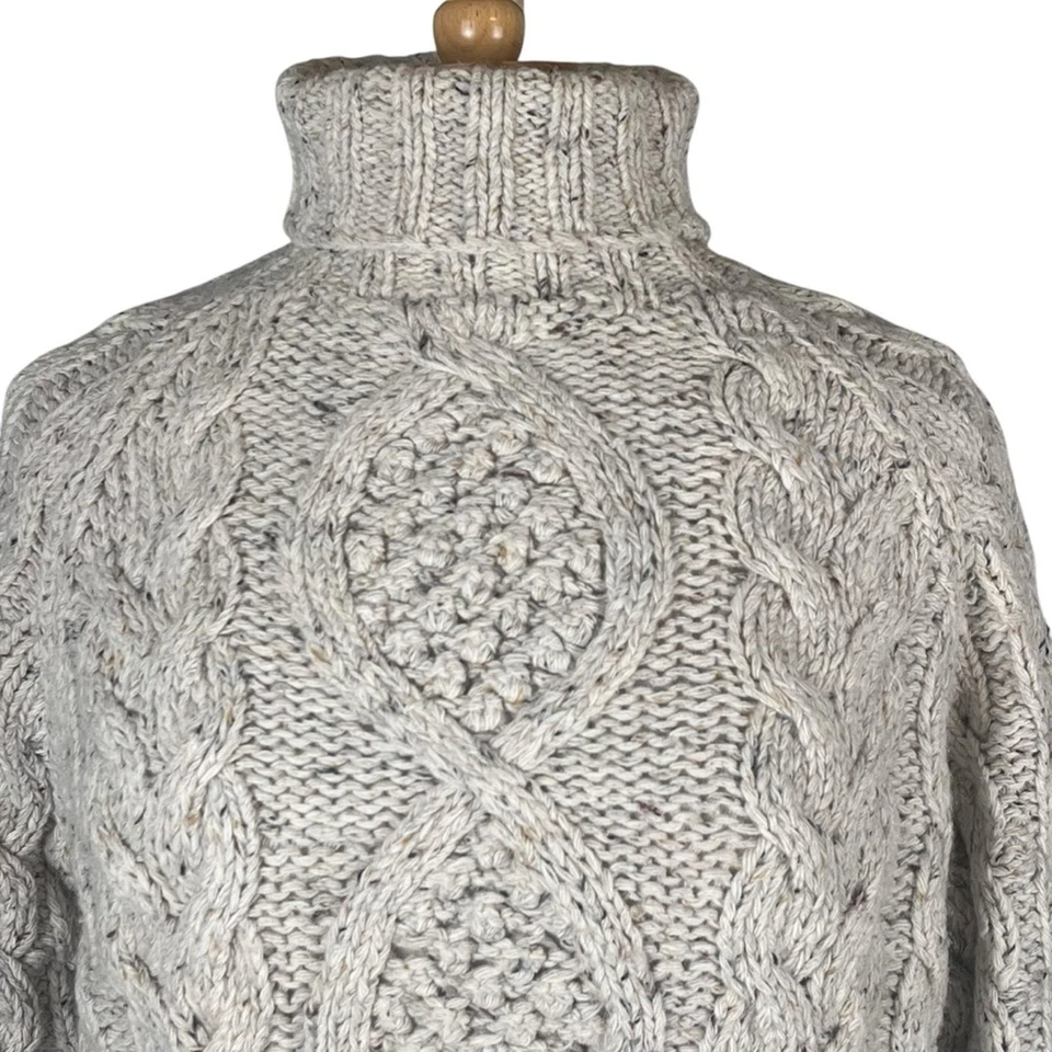 Suéter de pescador tejido con cable para mujer grande cuello alto avena moteado tejido acogedor Foto 2 de 4