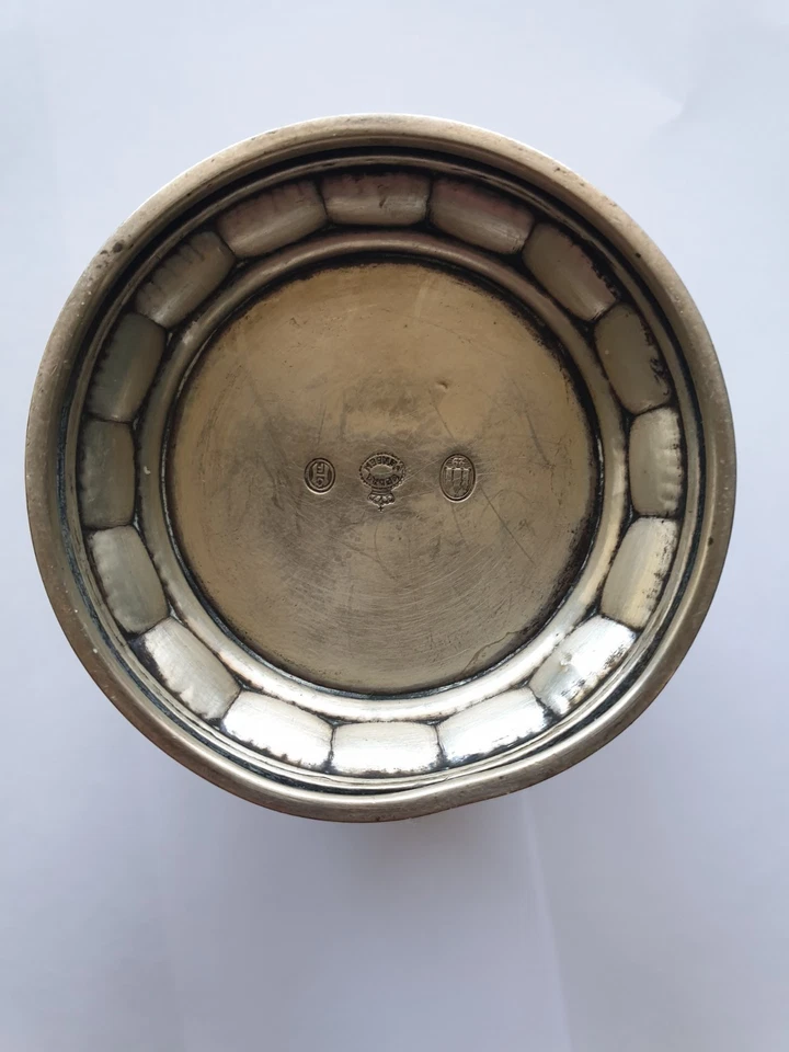 Georg Jensen. Taza de plata martillada con sello para 1929. Foto 2 de 4