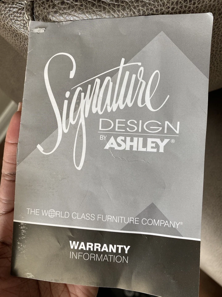 Sofá de cuero 100 % Ashley Furniture con otomana (almohadas incluidas) Foto 2 de 4