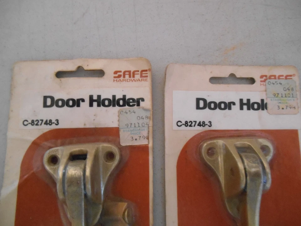 Soporte de puerta abatible Amerock Safe Hardware 2 piezas acabado latón C-82748-3 Foto 4 de 4