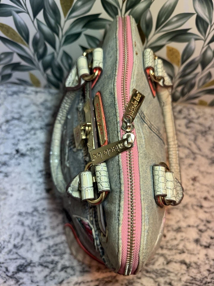 Bolso de Mano Nicole Lee Denim con Parches Estrás y Cierre de Cremallera Usado en Excelente Condición De Colección Foto 2 de 4