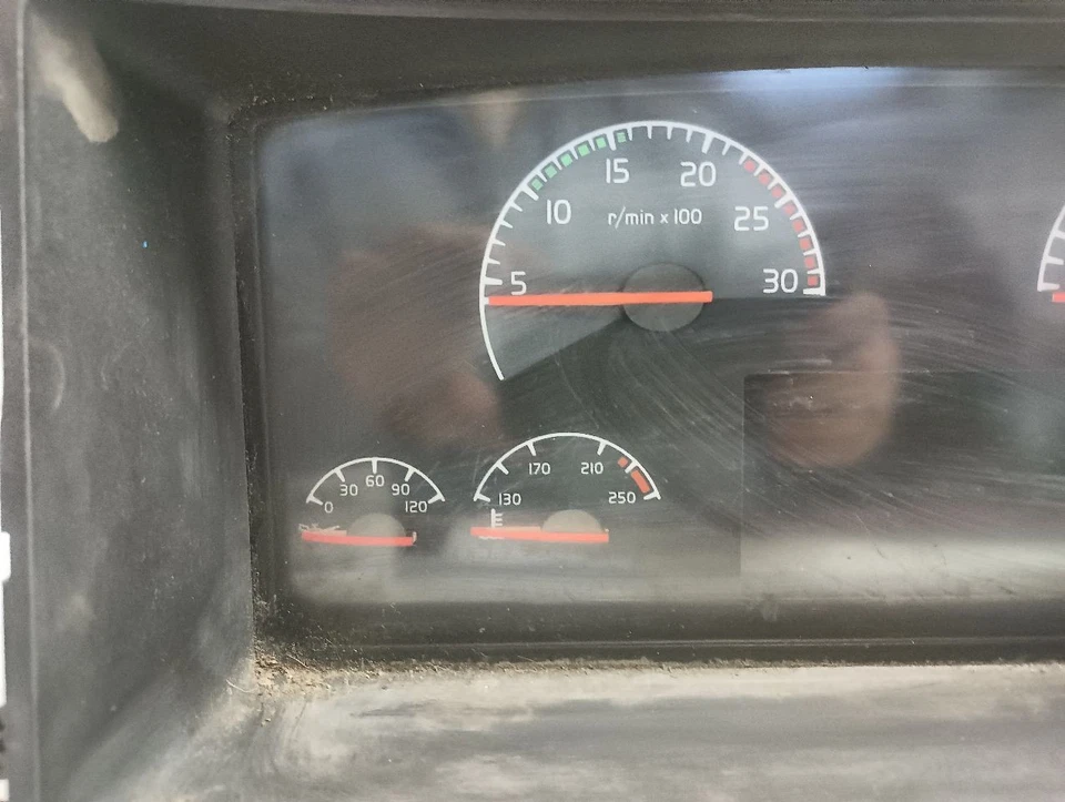 21546094-P02 Volvo VNL Speedometer Cluster  (11897892 - Image 2 of 4
